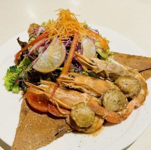 一月限定法式薄饼：香煎红虾和扇贝小薄饼配黑橄榄酱