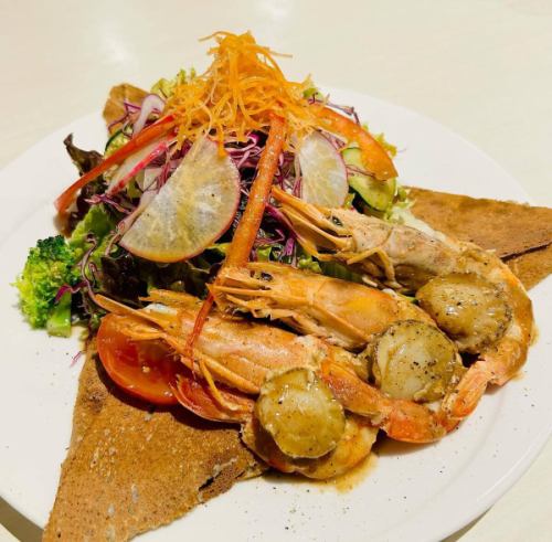 ~January Limited Galette~

Sautéed red shrimp and baby scallops
~Black olive sauce~

Inside the galette,
Brisee cabbage, fried egg, cheese

Salad with wasabi dressing
Please enjoy it together ♪

#KitaUrawa #KitaUrawaCafe #Urawa #UrawaCafe #MinamiUrawa #MinamiUrawa #NishiUrawa #NishiUrawaGourmet #HigashiUrawa #HigashiUrawaCafe #Yono #YonoCafe #YonoHonmachi #YonoHonmachiCafe #KitaYono #SaitamaNewCity #Omiya #OmiyaCafe #MinamiYono #NakaUrawa #MusashiUrawa #MusashiUrawaGourmet #RedShrimp #Scallops #BlackOlives #Wasabi