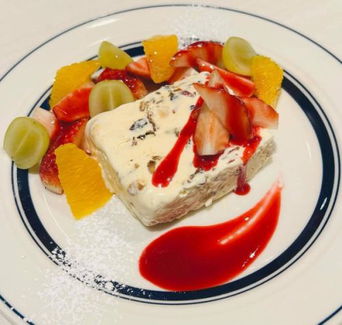 〜クリスマス限定メニュー〜🎄

前日の投稿となりましたが…

今年のデザートは
《ヌガーグラッセ》にしました♪

南フランス発祥のデザート！
ふわふわの食感と
なめらかな口溶けになっています。

ハチミツのメレンゲ、生クリーム
キャラメリゼしたアーモンド
レーズン、クランベリーと
クルミを混ぜ、冷やし固めました。

フランボワーズソースと
イチゴ、オレンジ、シャインマスカットを
添えました♪

【数量限定】

単品
1,400円（税込）
（ドリンク付き+100円）

セットメニューご注文の場合
1,200円（税込）

#北浦和 #北浦和カフェ #浦和 #浦和カフェ #南浦和 #南浦和カフェ #東浦和 #東浦和カフェ #西浦和 #西浦和グルメ #与野 #与野カフェ #与野本町 #与野本町カフェ #北与野 #北与野グルメ #さいたま新都心 #さいたま新都心カフェ #大宮 #大宮カフェ #さいたま市カフェ #さいたま市グルメ #南与野 #中浦和 #武蔵浦和 #武蔵浦和カフェ #ガレット #クレープ #ヌガーグラッセ