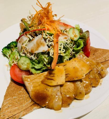 ~April Limited Galette~

Sautéed pork loin and domestic bamboo shoots
~Soy sauce and white wine sauce~

I lightly sautéed meat that had been cooked at a low temperature and bamboo shoots.

In the galette,
Tomato stew with spring cabbage and onions
Fried egg style egg with cheese

Strawberries and balsamic dressing
Please enjoy it with your salad!

#Kitaurawa #KitaurawaCafe #Urawa #UrawaCafe #Minamiurawa #MinamiurawaCafe #Higashiurawa #HigashiurawaCafe #Nishiurawa #Yono #YonoCafe #YonoHonmachi #KitaYono #SaitamaShintoshin #SaitamaShintoshinCafe #Omiya #OmiyaCafe #SaitamaCity #SaitamaCityCafe #MinamiYono #Nakaurawa #Musashiurawa #MusashiurawaCafe #SangentonPork #BambooShoots #BambooShoots #BalsamicVinegar #SpringCabbage #Galette #Crepe