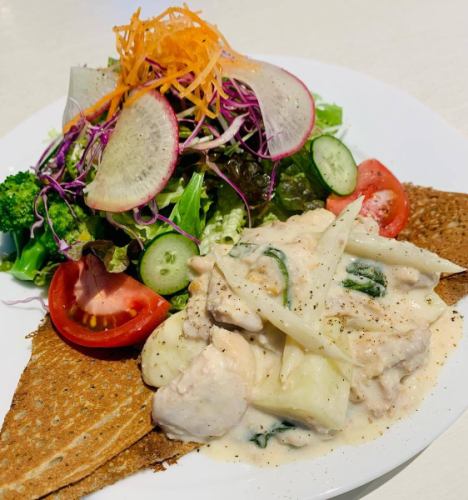 ~March limited edition galette~

"Daisen Chicken Stew with Mentaiko Cream"
~Yuzu pepper flavor~

Tender stewed chicken and
Potato, Udo, and Bok Choy Braised in Spicy Pollack Roe Cream

In the galette,
Fried egg with cheese

salad with grapefruit dressing
Please enjoy it together.

#Kitaurawa #KitaurawaCafe #Urawa #UrawaCafe #MinamiUrawa #MinamiUrawaCafe #HigashiUrawa #HigashiUrawaCafe #NishiUrawaGourmet #YonoCafe #KitaYono #YonoHonmachi #YonoHonmachiCafe #SaitamaNewCity #SaitamaNewCityCafe #OmiyaCafe #SaitamaCity #SaitamaCityCafe #MinamiYono #NakaUrawa #MusashiUrawa #MusashiUrawaCafe #OyamaDori #LemonCream #GrapefruitDressing #Galette #Crepe #Potato #Udo #BokChoy