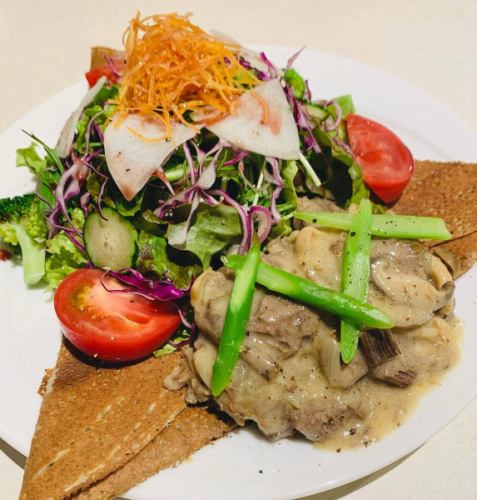 ~May Limited Galette~

Simmered until tender
Beef Stroganoff

I simmered beef, onions, and mushrooms in it!

In the galette,
Contains potatoes, fried egg-style eggs, and cheese.

Salad with pomegranate dressing and
Please enjoy it together ♪

#Kitaurawa #KitaurawaCafe #Urawa #UrawaCafe #Minamiurawa #MinamiurawaCafe #Higashiurawa #HigashiurawaCafe #Nishiurawa #NishiurawaGourmet #Yono #Yonohonmachi #YonohonmachiCafe #Kitayono #SaitamaCity #SaitamaCityCafe #Omiya #OmiyaCafe #Minamiyono #Nakaurawa #Musashiurawa #MusashiurawaCafe
#Beef shoulder roast #Beef stroganoff #Potatoes #Asparagus #Mushrooms #Pomegranate #Galette #Crepe