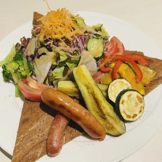 毎月変わる!【期間限定メニュー】のお食事系のガレット、デザート系のクレープどちらもオススメです◎