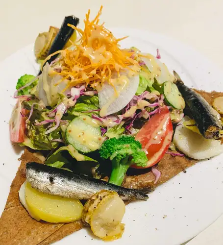 九月限定法式薄饼

橄榄油沙丁鱼薄饼

蘑菇和奶酪裹在法式薄饼皮里，

油沙丁鱼、土豆、山药
配以香煎小扇贝。
为了增加口感层次，我在上面撒了些核桃碎！

芥末酱沙拉
请大家一起欣赏吧♪

#法式薄饼 #油浸沙丁鱼 #扇贝 #芥末 #可丽饼