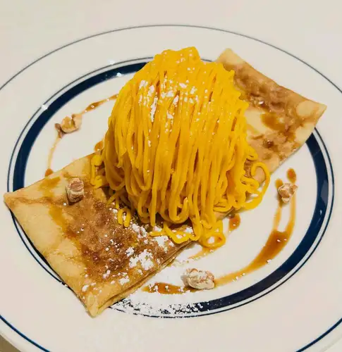 《October only》
~Pumpkin Mont Blanc~

Homemade pumpkin cream
It's piped on top of roasted green tea gelato and whipped cream!
Served with brown sugar syrup and walnuts.

Add 350 yen to the set menu
You can change the crepe.

#Pumpkin #Walnuts #Brown sugar syrup #Crepes #Galettes