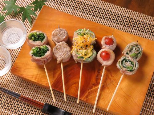 The carefully prepared skewers that are fragrant on the outside and plump and juicy on the inside start at 180 JPY! There is also an assortment of 5 or 10 kinds!