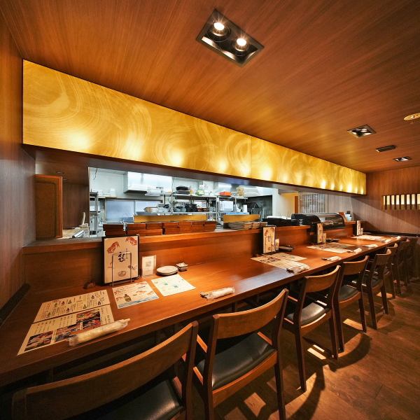 調理をお楽しみ頂けるカウンター席！店内は落ち着いた雰囲気となっております。ごゆっくりとおくつろぎいただけるテーブル席もご用意しておりますので、ご家族やご友人とのお食事から、会社の飲み会やご宴会等、様々なシーンにぜひご利用ください！