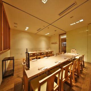 レイアウト変更も柔軟です！人数に合わせてテーブルを繋げたり、仕切りを設けるなど、柔軟な席配置が可能です。（※予約時にご相談ください）