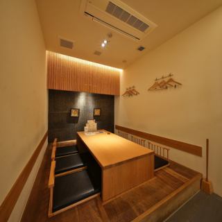 「わらび 福井片町店」の個室は、和の趣あふれる落ち着いたプライベート空間が魅力。少人数のデートから接待、最大20名様以上の宴会まで、シーンに合わせた個室をご用意しています。周囲を気にせず、福井の地酒や旬の海鮮をゆったり楽しめるのが嬉しいポイント。大切な人との特別な時間を、上質な個室で過ごしませんか？