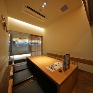 「わらび 福井片町店」の個室は、和の趣あふれる落ち着いたプライベート空間が魅力。少人数のデートから接待、最大20名様以上の宴会まで、シーンに合わせた個室をご用意しています。周囲を気にせず、福井の地酒や旬の海鮮をゆったり楽しめるのが嬉しいポイント。大切な人との特別な時間を、上質な個室で過ごしませんか？