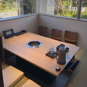 A horigotatsu tatami room is available.