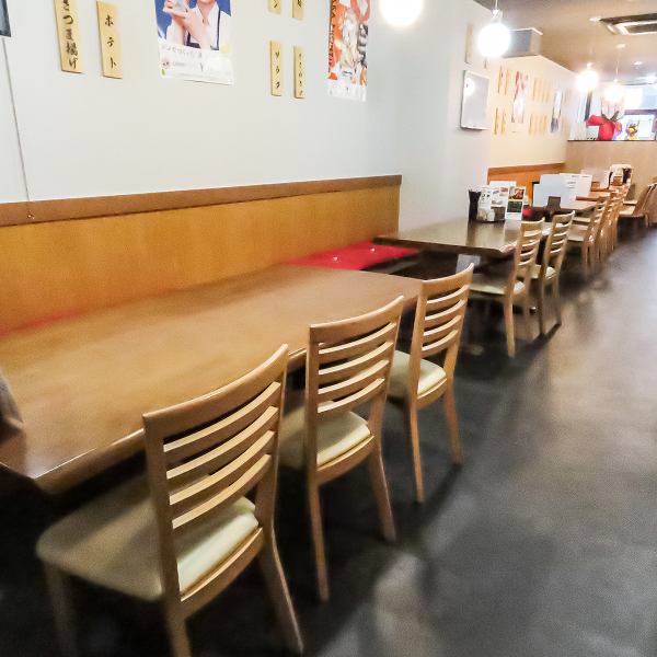 【広々店内でお過ごしいただけます】テーブル席、座敷席を完備し、お一人様から団体様まで幅広いニーズにお応えできるお店です。
