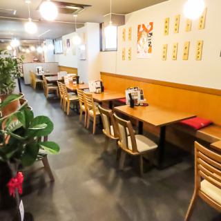 【テーブル席】会社帰りに同僚との飲み会や気の置けない友人との飲み会におすすめのお席です◎ワイワイできるアットホームな雰囲気でお楽しみください。