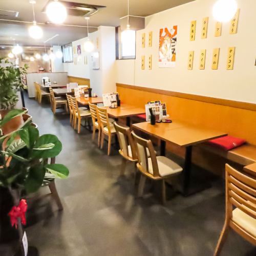 【テーブル席】会社帰りに同僚との飲み会や気の置けない友人との飲み会におすすめのお席です◎ワイワイできるアットホームな雰囲気でお楽しみください。