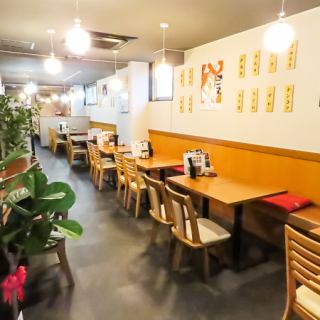 【テーブル席】デートはもちろん、サシ飲み、お一人様でのご利用でも使えるお席をご用意しております。気軽に入りやすいカジュアルなお店です◎
