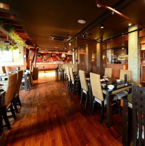 【禁煙席】普段使いからカジュアルに楽しめるテーブル席。人数に合わせてテーブルのレイアウト変更も可能です!デートやお食事、ランチ、会社帰りなど様々なシーンにご利用いただけます♪