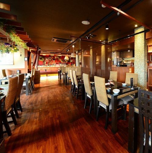 【禁煙席】普段使いからカジュアルに楽しめるテーブル席。人数に合わせてテーブルのレイアウト変更も可能です!デートやお食事、ランチ、会社帰りなど様々なシーンにご利用いただけます♪