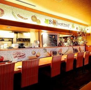 【禁煙席】お一人様でもでご利用頂けるカウンター席。ゆっくり語らうのにちょうどいい人気のお席となっております♪