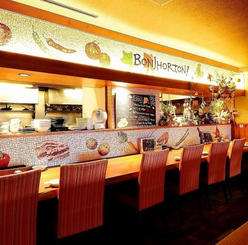 【禁煙席】お一人様でもでご利用頂けるカウンター席。ゆっくり語らうのにちょうどいい人気のお席となっております♪