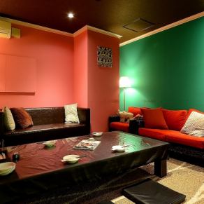 半個室タイプのソファ席。2~16名様までOK!座り心地の良いソファーに腰かけてリラックスしてお過ごしいただけます◎