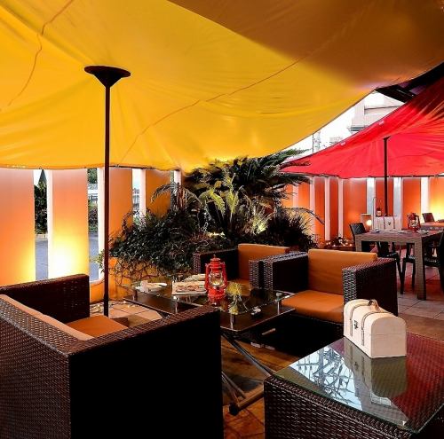 【BBQコース提供期間内は、テラス席はBBQコース限定で受付しております。】開放的なテラス席は、ワンちゃん同伴でもご利用頂けます。夜風が心地よいテラス席をぜひどうぞ。【冬場のテラス席をご希望の際は、前日までにお電話頂けるとスムーズにご案内できます。是非お問合せ下さい。】※ご利用は11月末迄