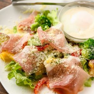 切り立て生ハムと半熟玉子のシーザーサラダ