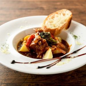 じっくり煮込んだ豚バラ肉の赤ワイン煮込み