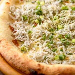 愛知県産しらすとネギのピザ