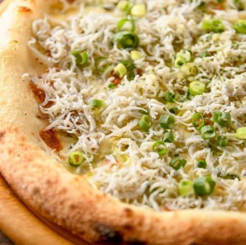 愛知県産しらすとネギのピザ