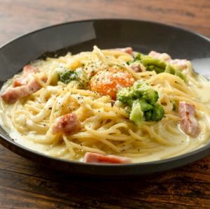 ベーコンとブロッコリーのカルボナーラ～たっぷりパルメザンチーズ～