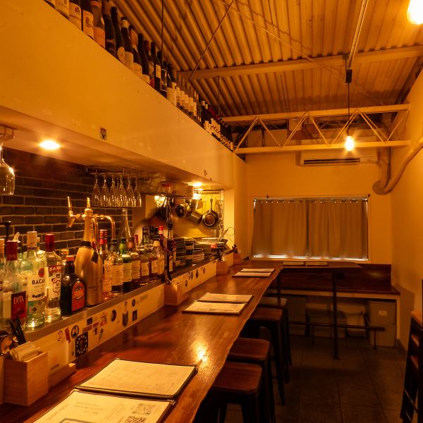 ライブ感を目の前で味わえるL字カウンターは、まさに特等席。職人の繊細な手さばきや、立ち昇る香ばしい香りを五感で楽しめます。お一人様で静かにお酒と向き合うも良し、大切な方と肩を並べて語らうも良し。温かみのある照明が、日常の喧騒を忘れさせてくれる穏やかな空間を演出。