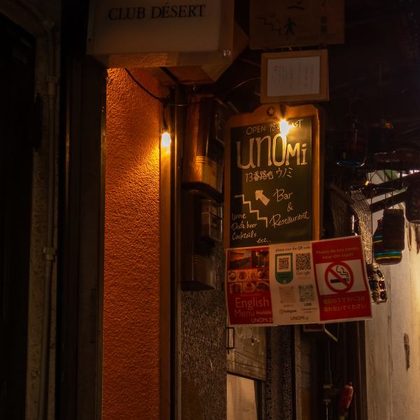 京都の情緒あふれる13番路地の一角にあります。隠れ家のような立地が大人心をくすぐります!都会の喧騒から切り離された別世界。落ち着いた内装が、訪れる人々を優しく包み込みます。アクセスも良好ながら、静寂と美食を楽しめる唯一無二の場所です。