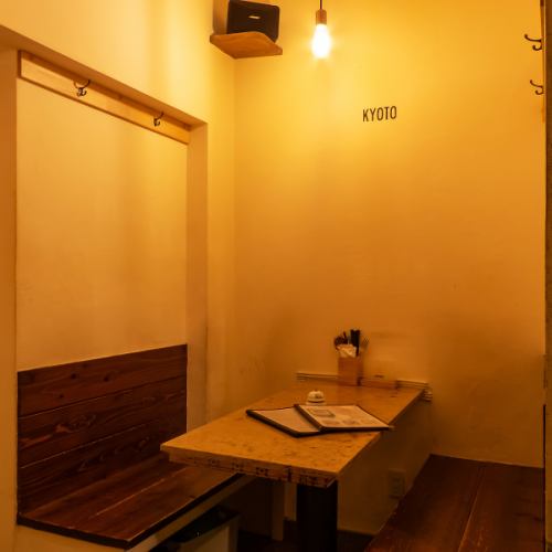 テーブル席は、長居したくなるような心地よさが自慢です。女子会やご家族での団らんに最適な、プライベート感のある広々とした空間。リラックスした姿勢で、彩り豊かな料理を囲みながら会話に花を咲かせませんか。