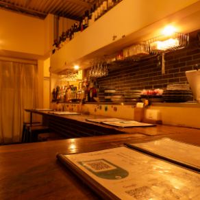 お誕生日会や記念日のパーティーなら、18席の貸切空間で贅沢にお祝いしましょう。主役を囲んで、賑やかにサプライズを演出できるのは貸切ならではの特権です。スタッフも心を込めてサポートし、感動と笑顔が溢れる最高のひとときをお約束いたします。