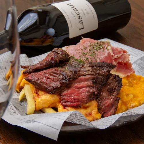 肉の旨味と生ハムの塩気が絶妙にマッチ!ボリューム満点の「ハラミととろける卵と生ハムのポテトフライ」