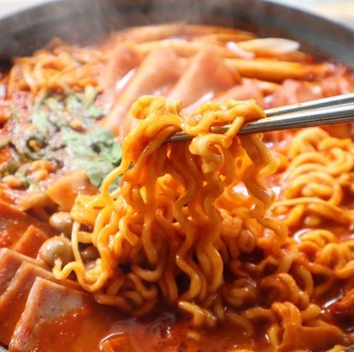 大人気！本場韓国辛旨鍋『プデチゲ』★素材の旨みが溶け込んだ絶妙な辛さのスープは絶品です◎
