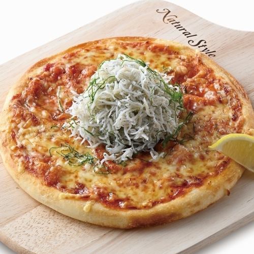 Large serving of Shirasu pizza with the aroma of the sea