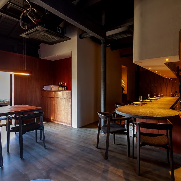 温かみのある木目調とモダンなグレーを基調とした洗練された空間が魅力です。カウンター席ではオープンキッチンならではのライブ感を楽しむことができ、テーブル席では温かみのある照明が、リラックスした雰囲気を演出します。記念日や誕生日など、肩肘を張らずに本格フレンチを楽しめる空間です。