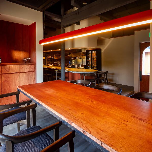 用途に応じて選べるお席をご用意しています。カウンター席は7席あり、目の前で楽しむことができるライブ感が魅力です。また、6名様用のゆったりとしたテーブル席も完備しており、ご友人やご家族との特別な時間に最適です。気軽に本格フレンチを楽しむための、心地よい空間をご提供いたします。