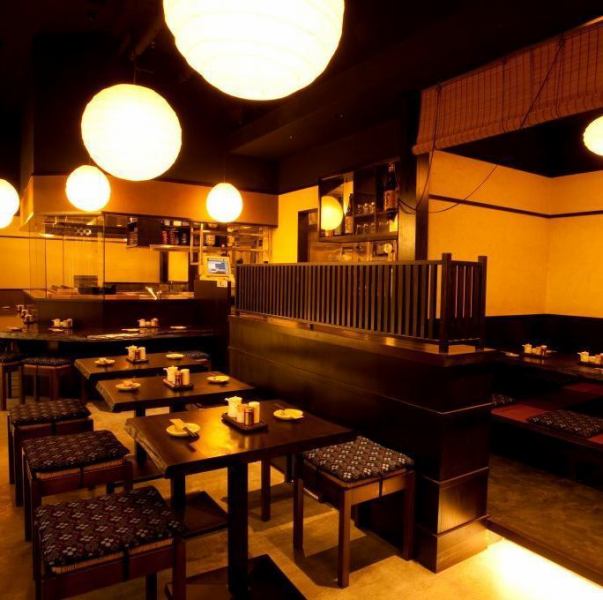 広々とした落ち着いた店内で旨いもつをはじめとした絶品料理をお楽しみください。気軽に寄れて、肩肘はらずに過ごせ、帰る時には一日の疲れが癒されているようなお店を目指しております。お仕事帰りやデートなどのご利用をお待ちしております。