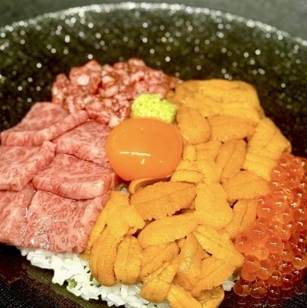 ウニ丼　（板雲丹1枚　サーロイン炙り刺し　モモ炙りユッケ　いくら）