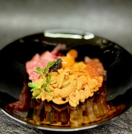 ウニ丼　（板雲丹1枚　サーロイン炙り刺し　モモ炙りユッケ　いくら）