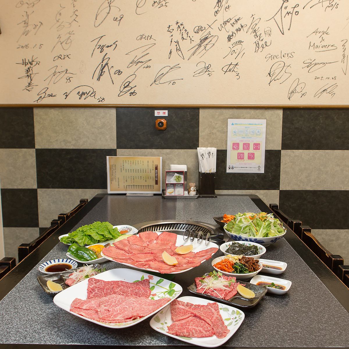 You can enjoy yakiniku at a spacious table.