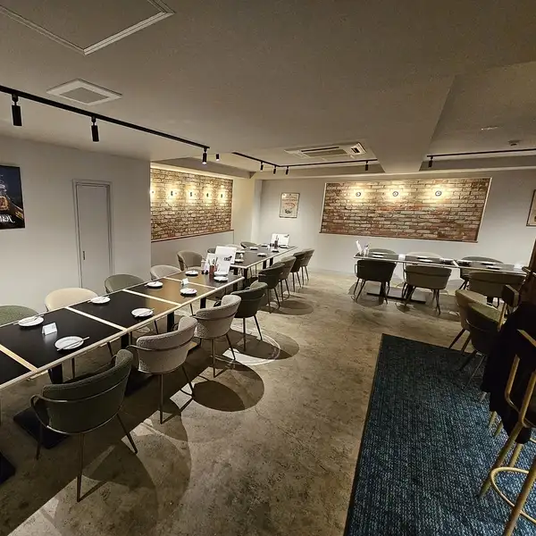 【お一人様でのサク飲みからグループでの宴会利用まで幅広いシーンに◎】店内にはカウンター席は6席、4人掛けテーブル席は8卓ご用意。各種宴会・歓送迎会・女子会・デート・誕生日など、様々な場面や目的にご利用いただけるお店です。美味しい料理とお酒、素敵な仲間、賑やかな雰囲気、楽しい時間をお届けします。