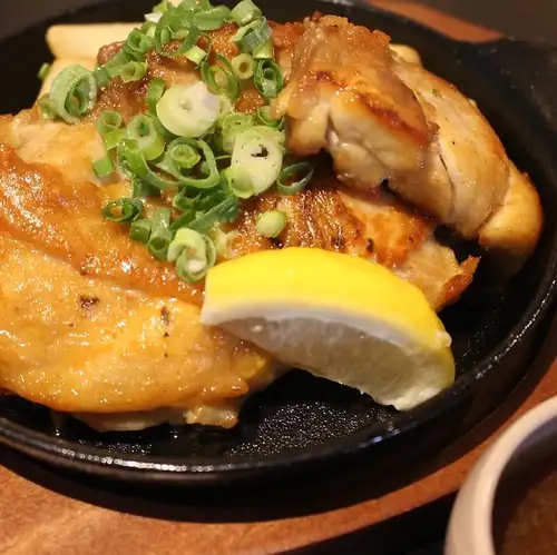 【本店招牌菜】我們著名的男爵烤雞 1200日圓（含稅）
