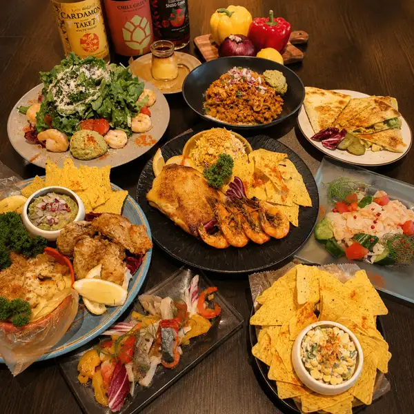 お料理とのマリアージュを堪能できるお酒のラインナップも豊富♪ドリンクもお料理も、心ゆくまでお楽しみいただけるコースプランを各種ご用意！品数もメニューの内容も大満足間違いなしで、各種宴会などにぜひご利用ください★またお祝いの場には、デザートプレートのご用意も出来ますので、ご相談はお気軽にどうぞ◎