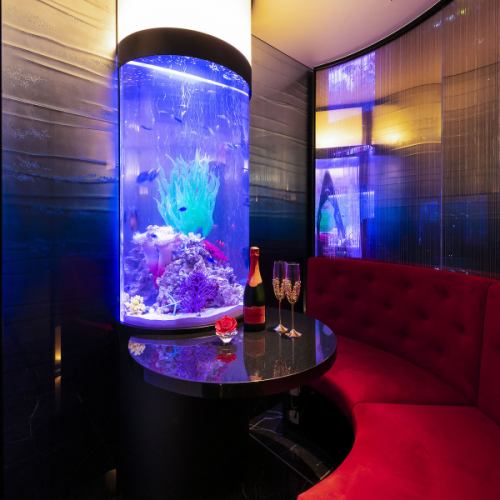 [Couples seat | Semi-private room seat (for 2 people)] A unique space where a mirror on one wall stands out to surround a large water tank in the center."Make the shining fantastic aquarium aquarium for only two people" Semi-private room with a couple seat that can provide special time for special occasions such as anniversaries and birthdays.Produces a private space isolated from other seats.