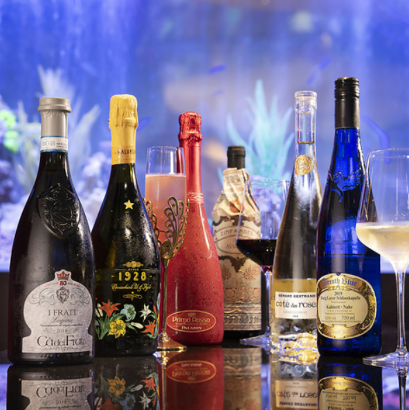 壁一面の大型水槽&熱帯魚☆半個室や個室もご用意しております♪