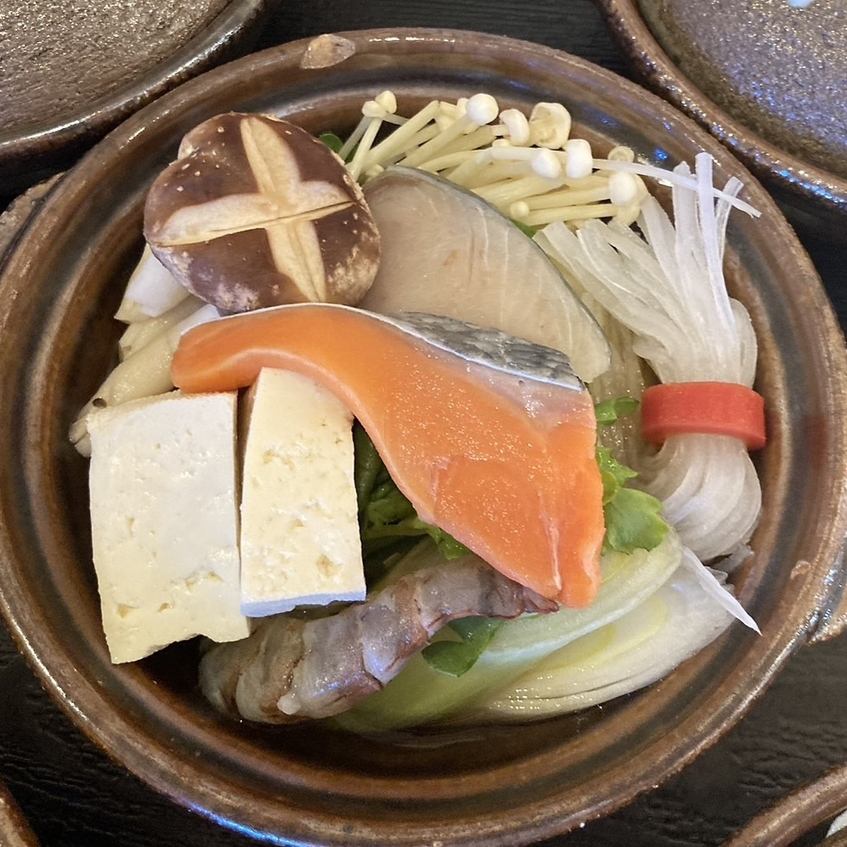 제철 식재료를 도입한 가이세키 요리와 계절 일품 등을 즐길 수 있는 수제 일본식 생선풍