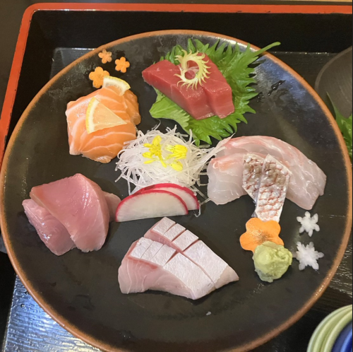 [Assorted sashimi]